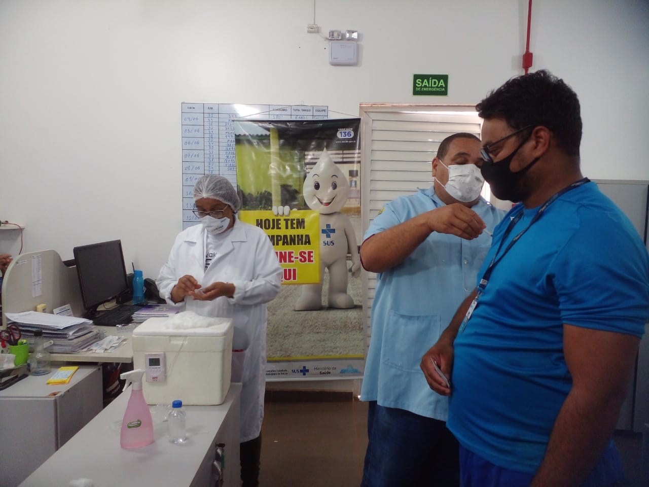 A vacinação é feita diretamente nos portos